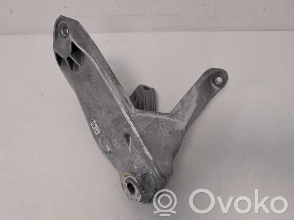 Engine mounting bracket   4KE199605M