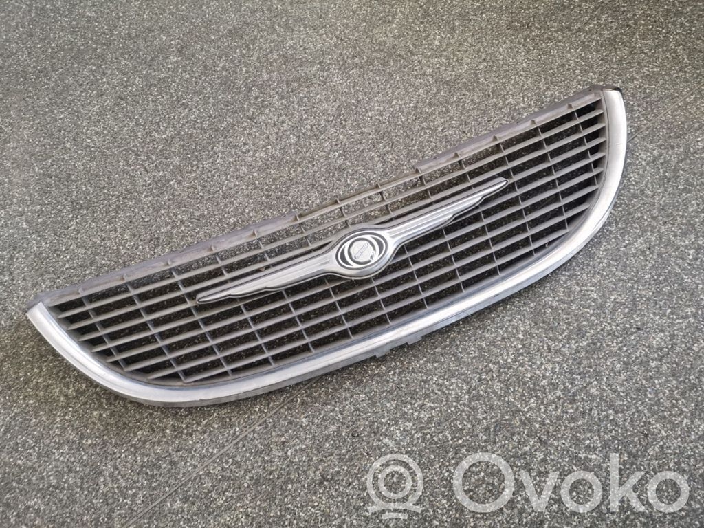 Chrysler Voyager Etupuskurin ylempi jäähdytinsäleikkö 