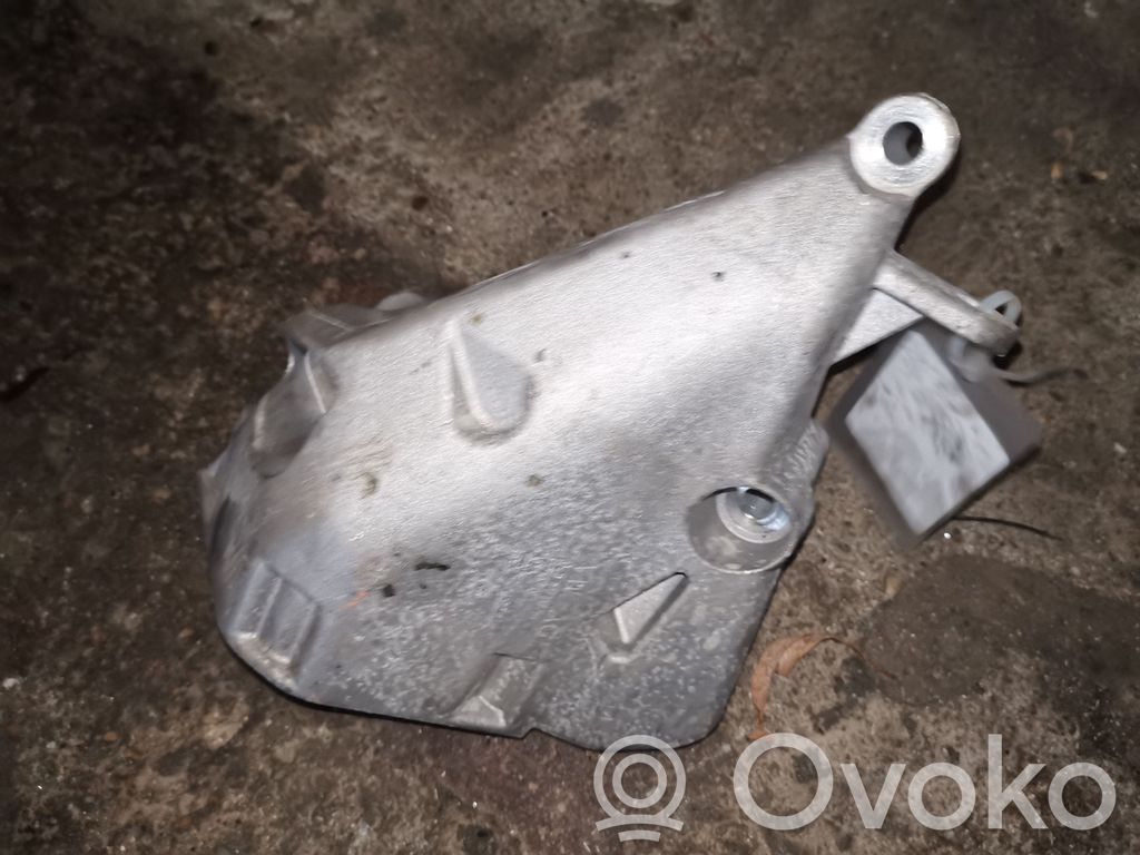 Volkswagen Cross Polo Engine mounting bracket 