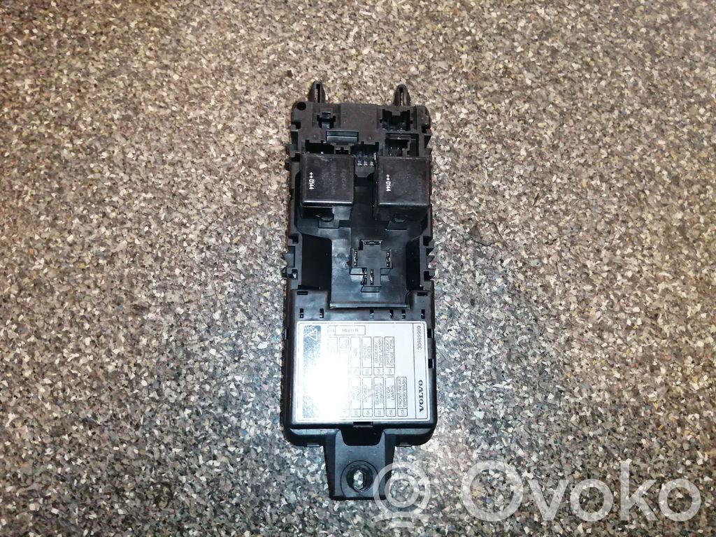 Volvo S40, V40 Ramka / Moduł bezpieczników 