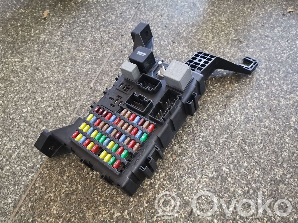 Jaguar X-Type Fuse module 