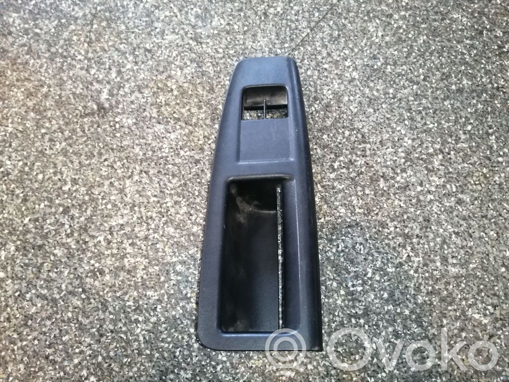 Volkswagen Polo IV 9N3 Moldura del interruptor de la ventana de la puerta delantera 
