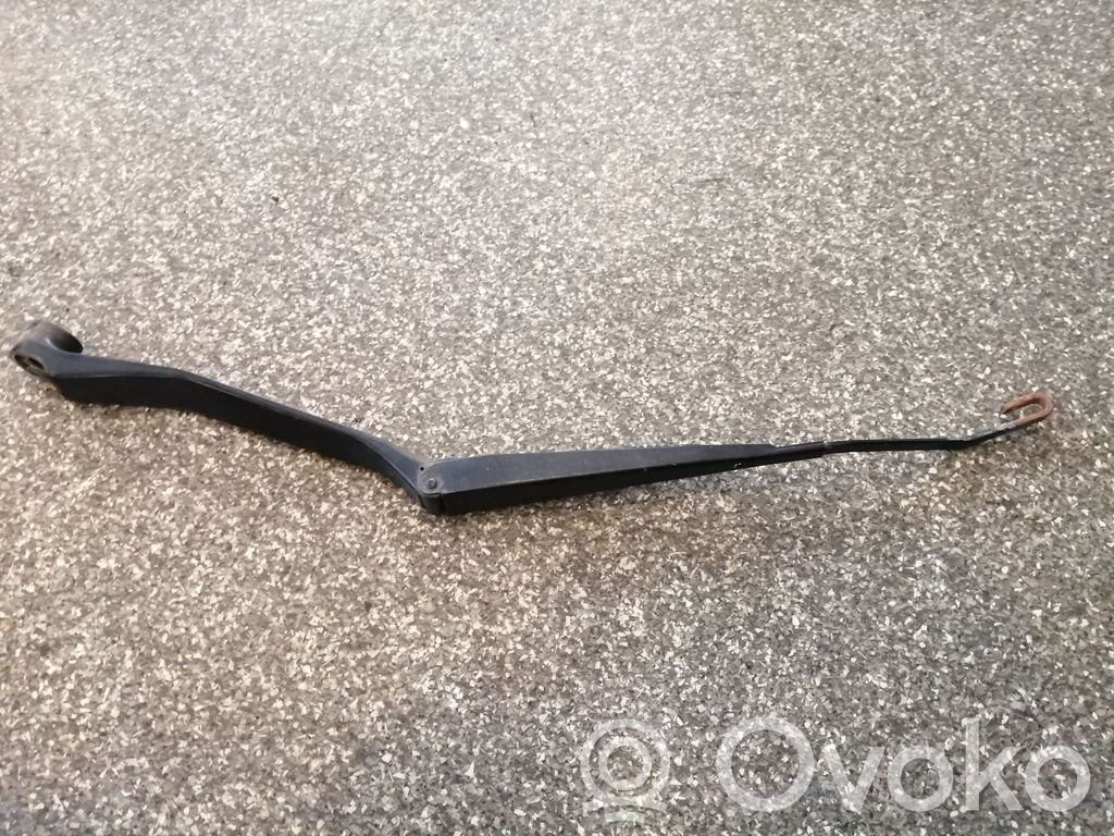 Toyota RAV 4 (XA20) Front wiper blade arm 