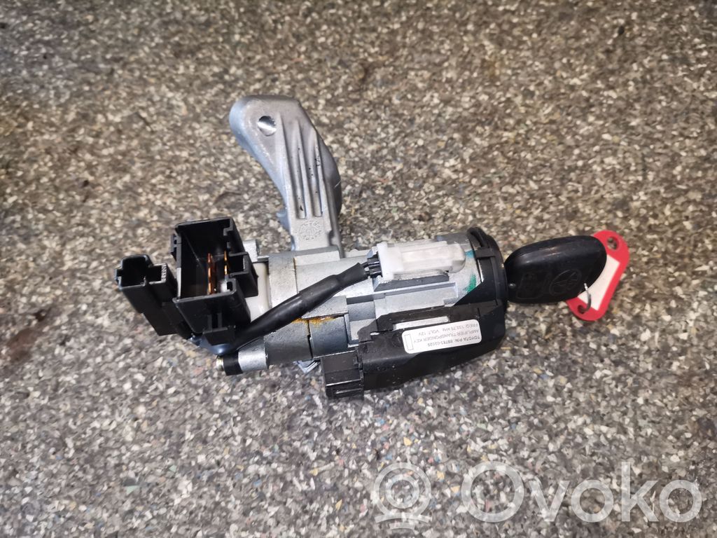 Toyota Corolla E120 E130 Užvedimo spynelė 