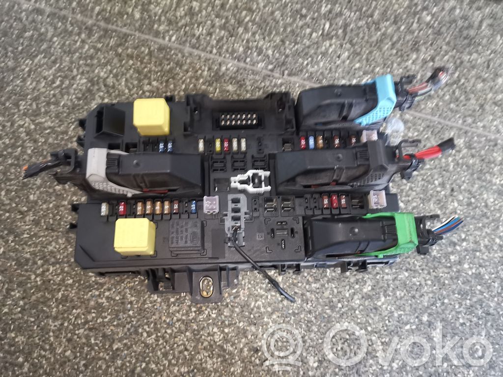 Opel Astra H Fuse module 