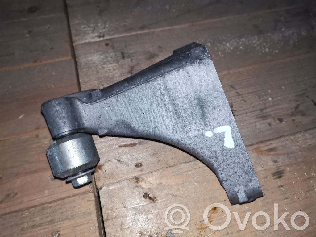 Engine mounting bracket