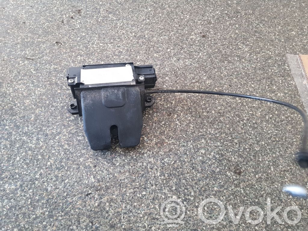 Aizmugurējā pārsega slēdzene   01041119001