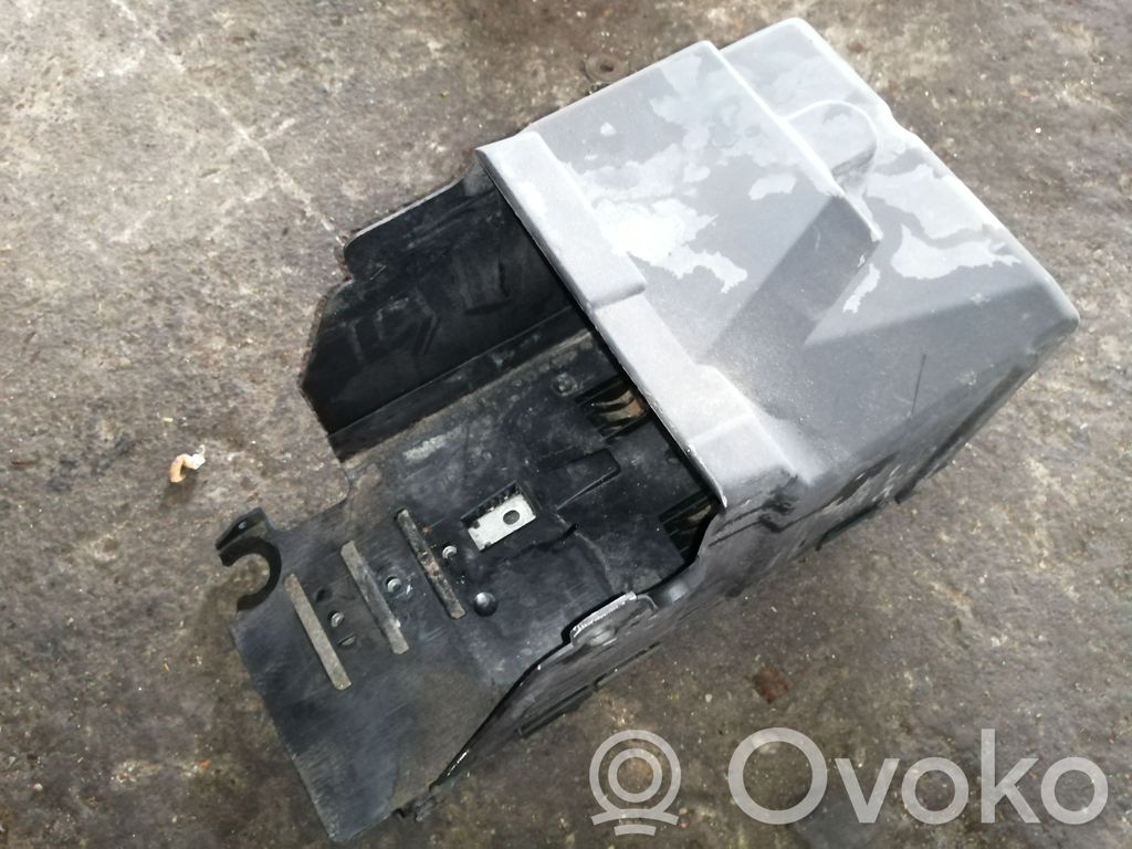 Ford Mondeo MK IV Akkulaatikon alusta 