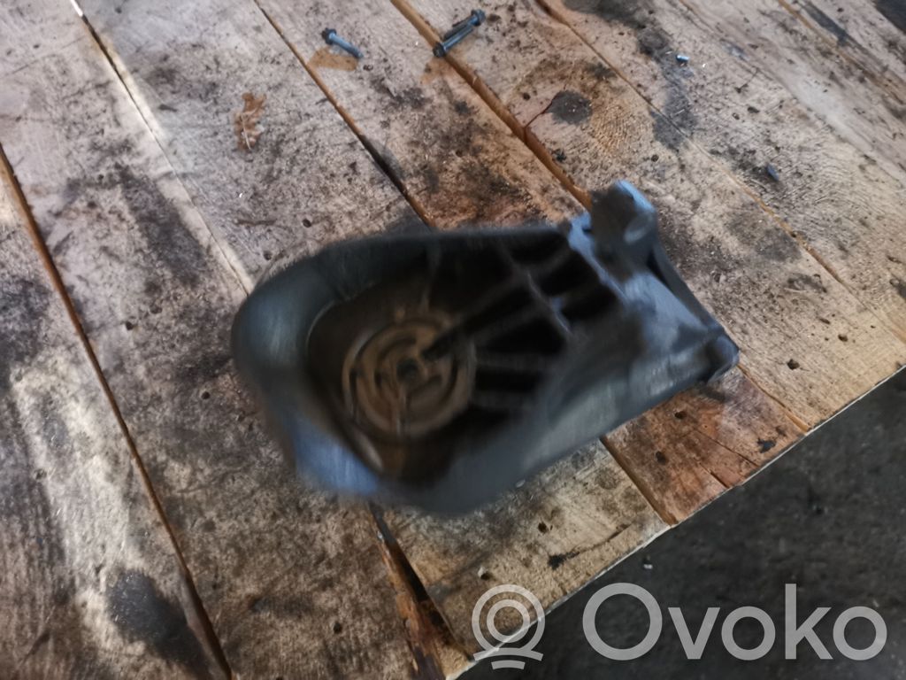 Engine mounting bracket