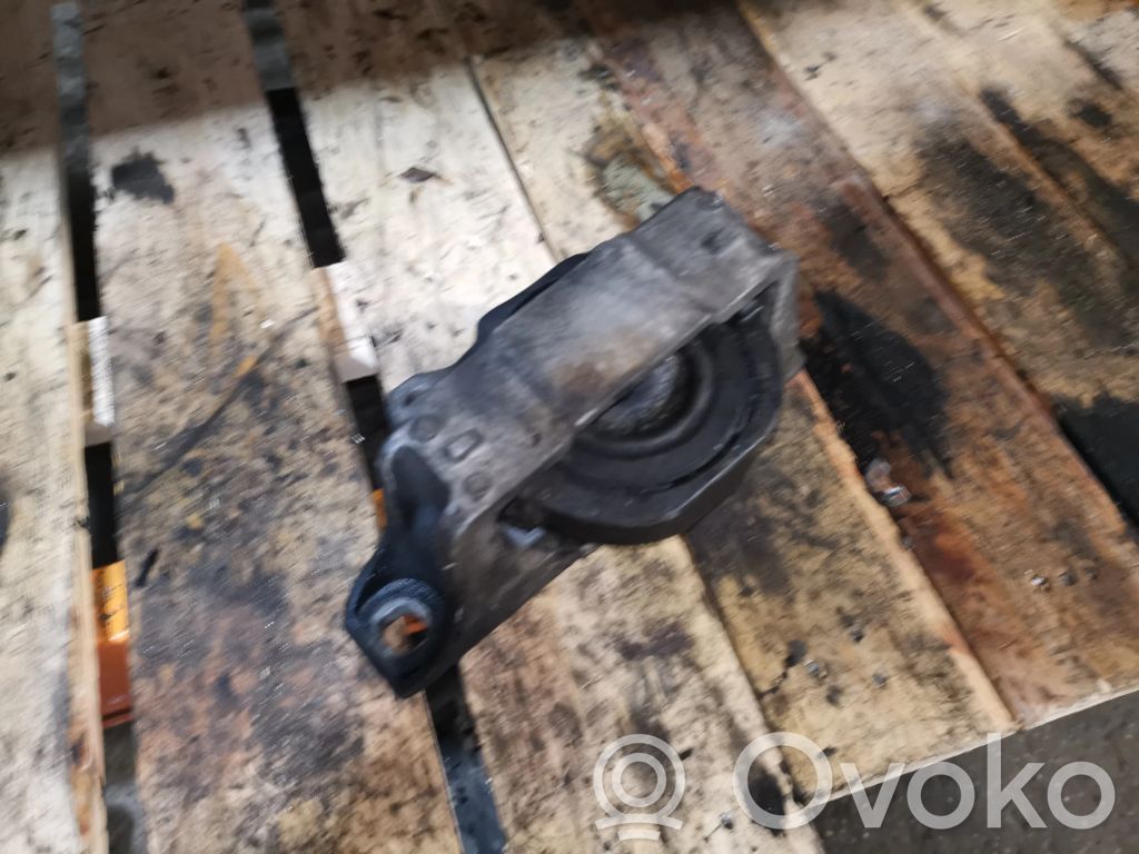 Engine mount bracket