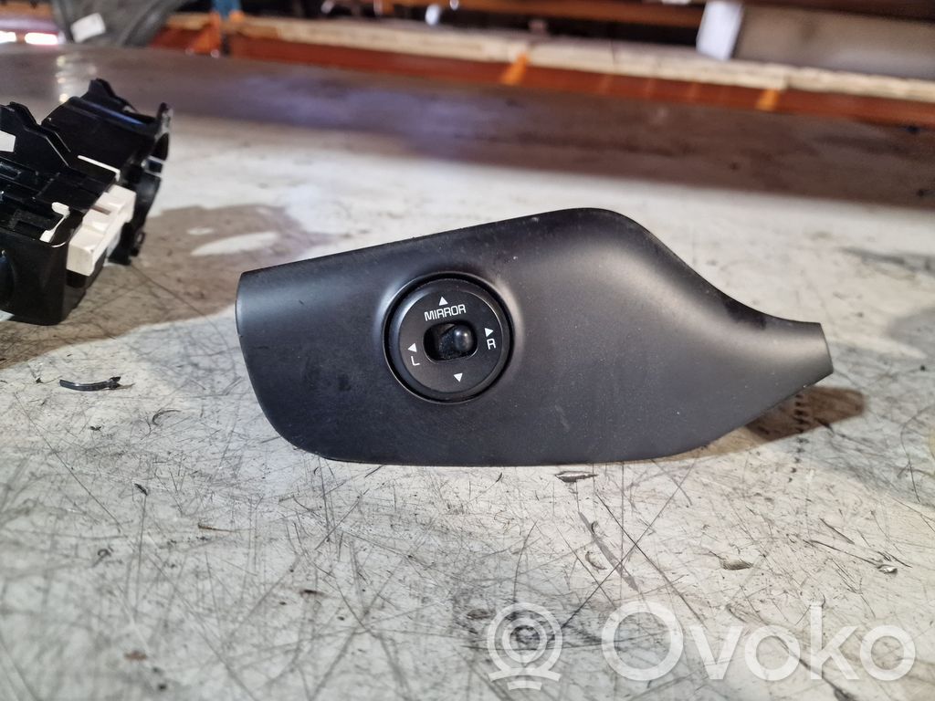 Wing mirror switch   93530A2000