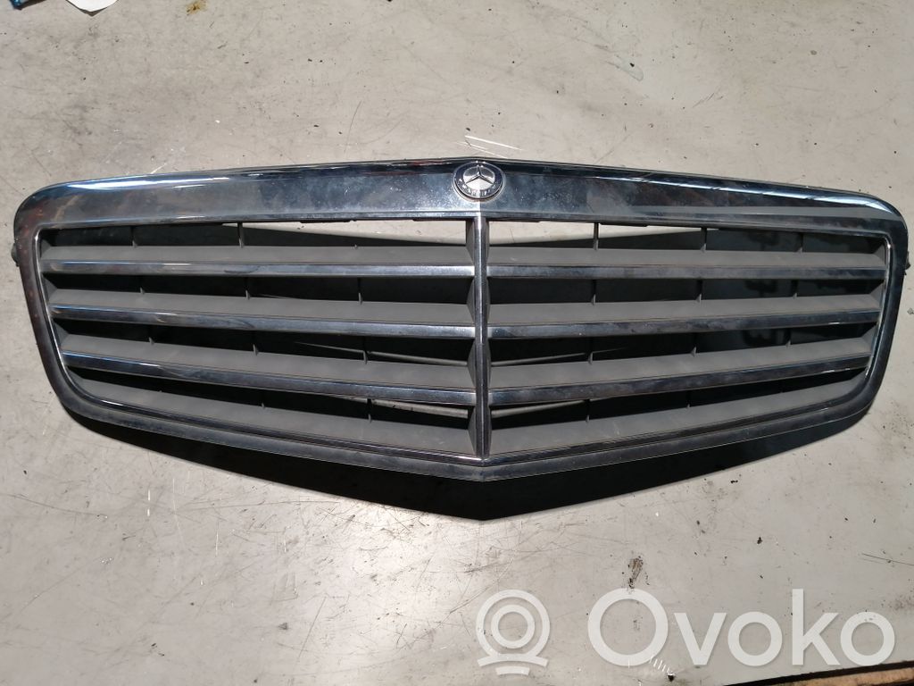 Mercedes-Benz E W212 Etusäleikkö 