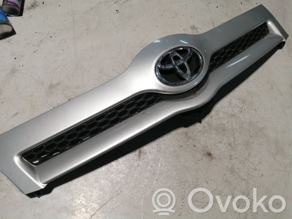 Toyota Corolla Verso E121 Front bumper upper radiator grill 