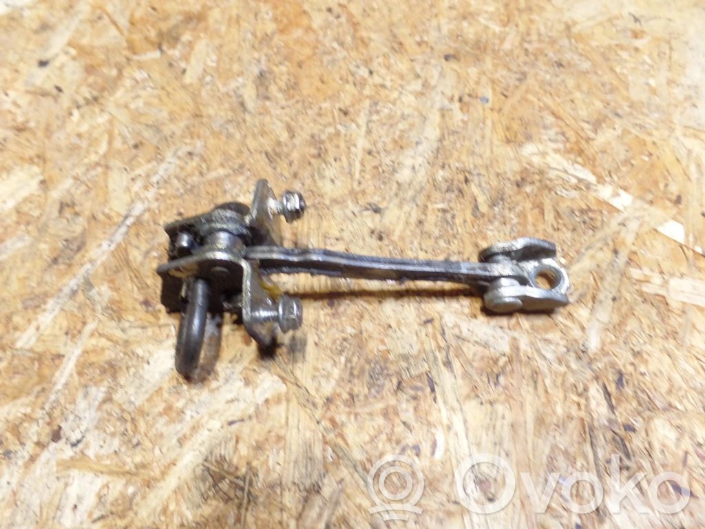 Opel Vectra C Takaoven pidätin 
