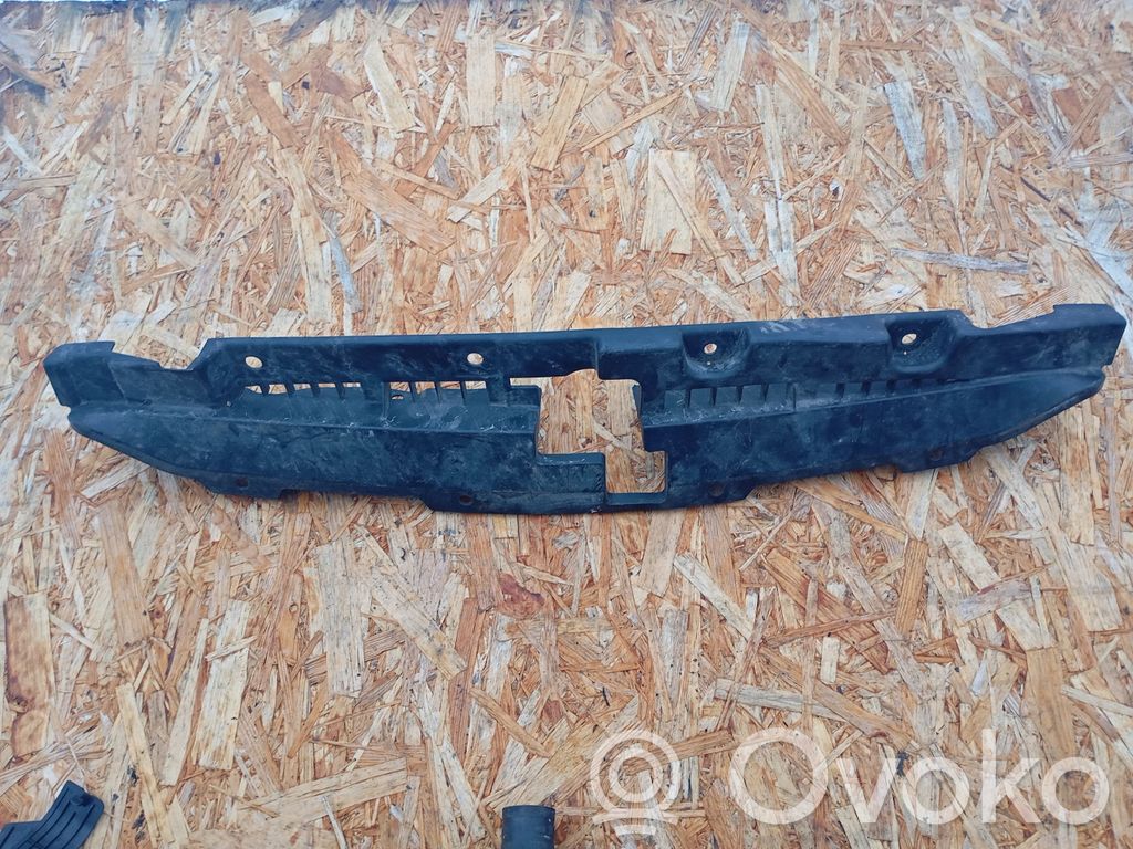 Subaru Outback Radiatoru dekoratīvā apdare 