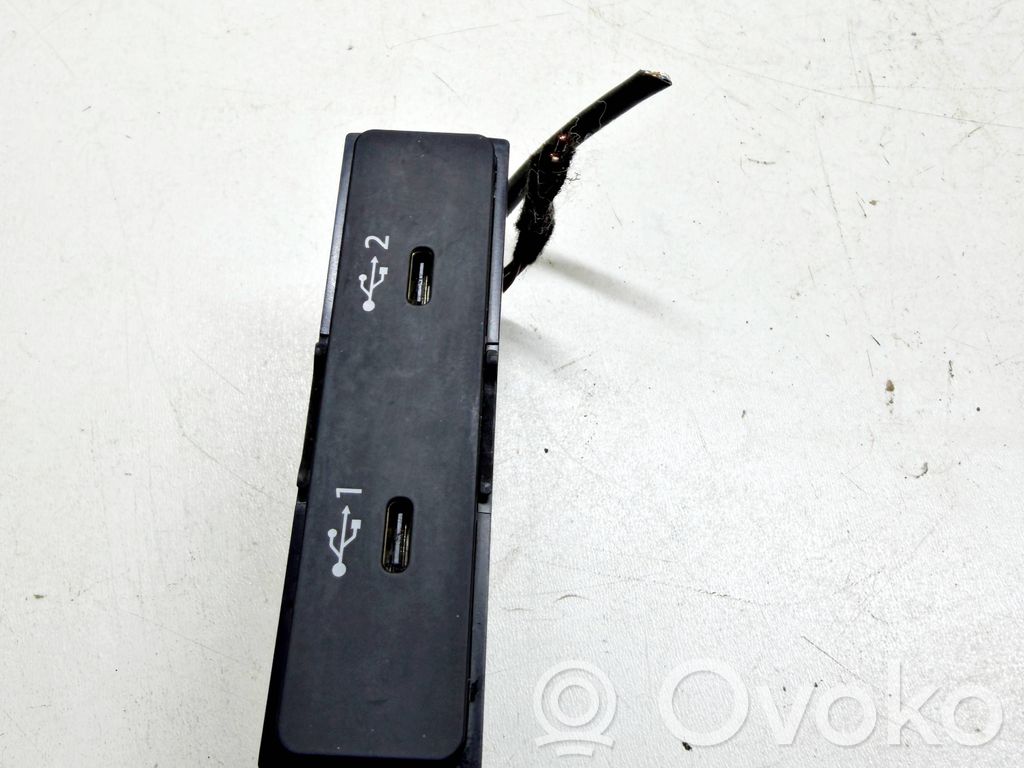 USB-pistokeliitin   82A035736A