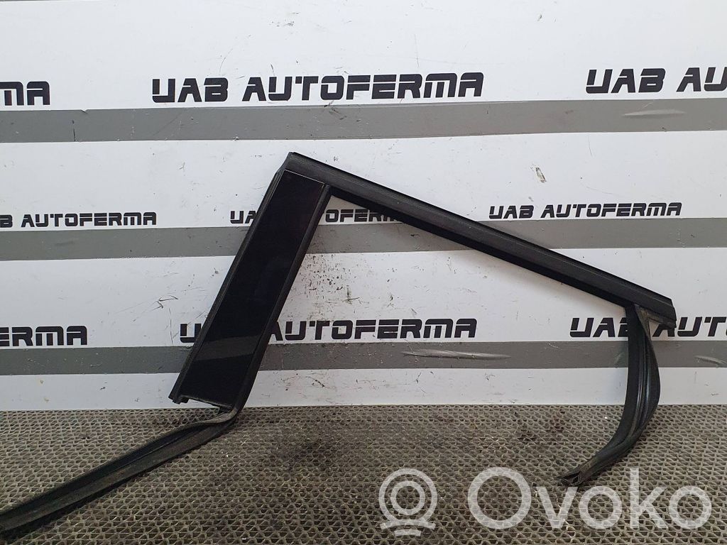 Ford Focus Takaoven lasin muotolista 
