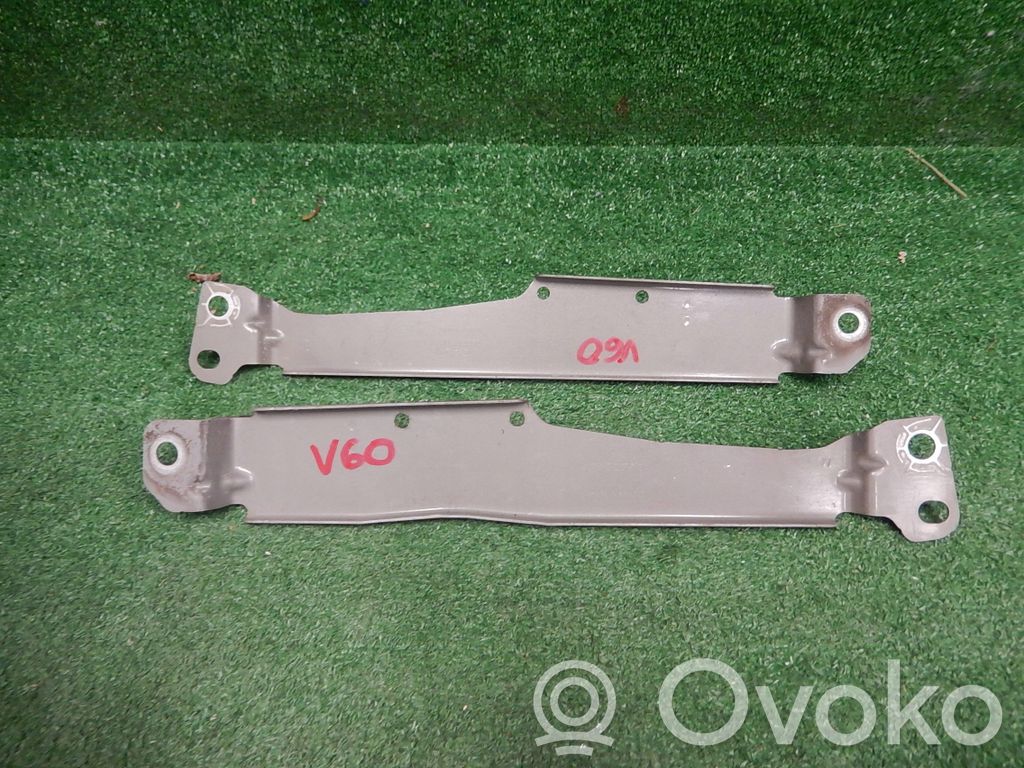 Volvo V60 Uchwyt / Mocowanie błotnika przedniego 