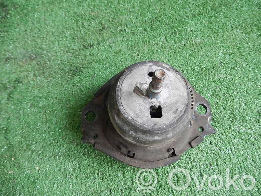 Jeep Grand Cherokee Engine mount bracket 