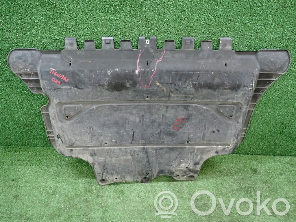 Volkswagen Tiguan Engine splash shield/under tray 