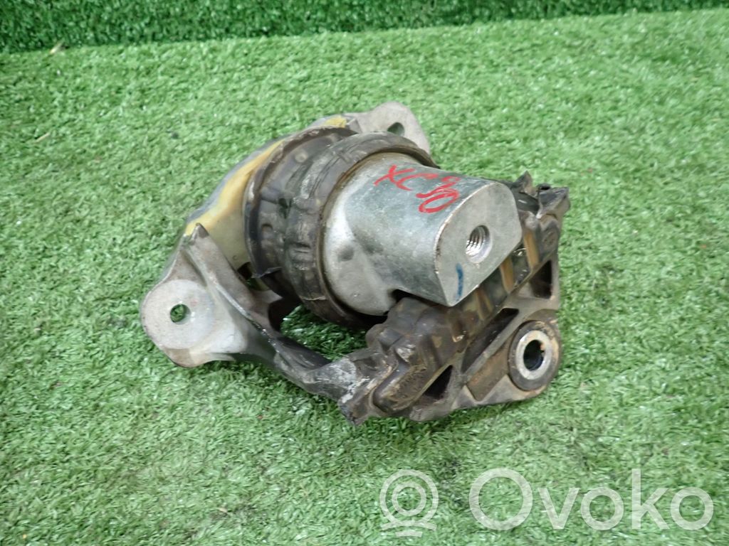 Volvo XC90 Engine mount bracket 