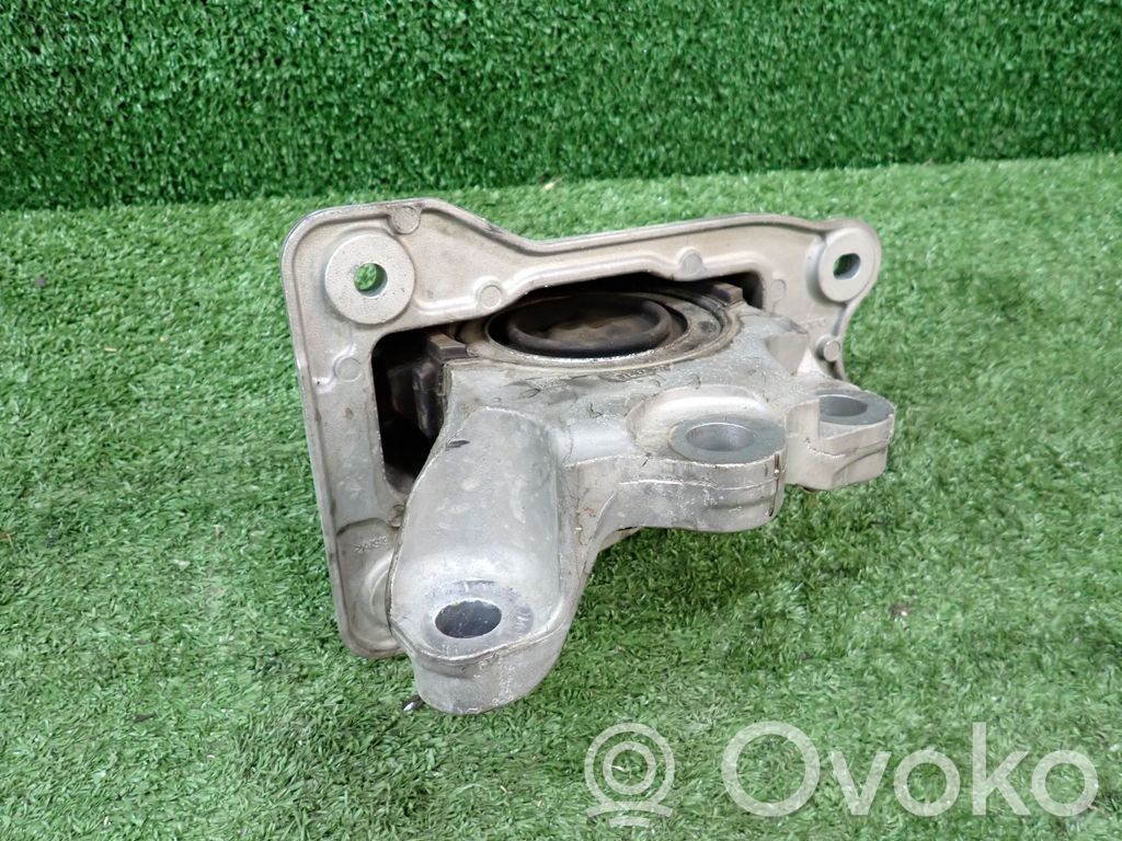 Volvo XC90 Engine mount bracket 