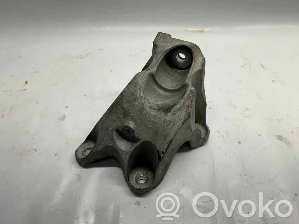Chevrolet Camaro Engine mounting bracket 