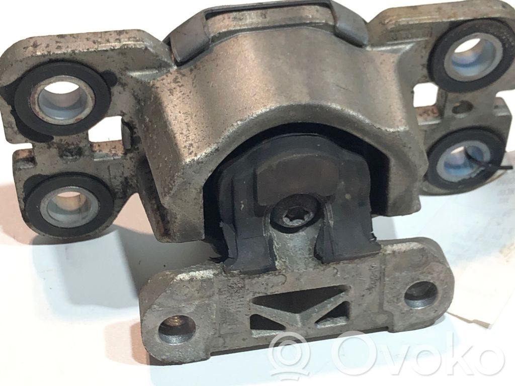 Volvo XC60 Engine mount bracket 