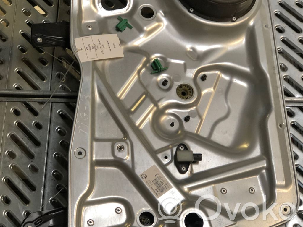 Volkswagen Tiguan Mechanizm podnoszenia szyby przedniej bez silnika 