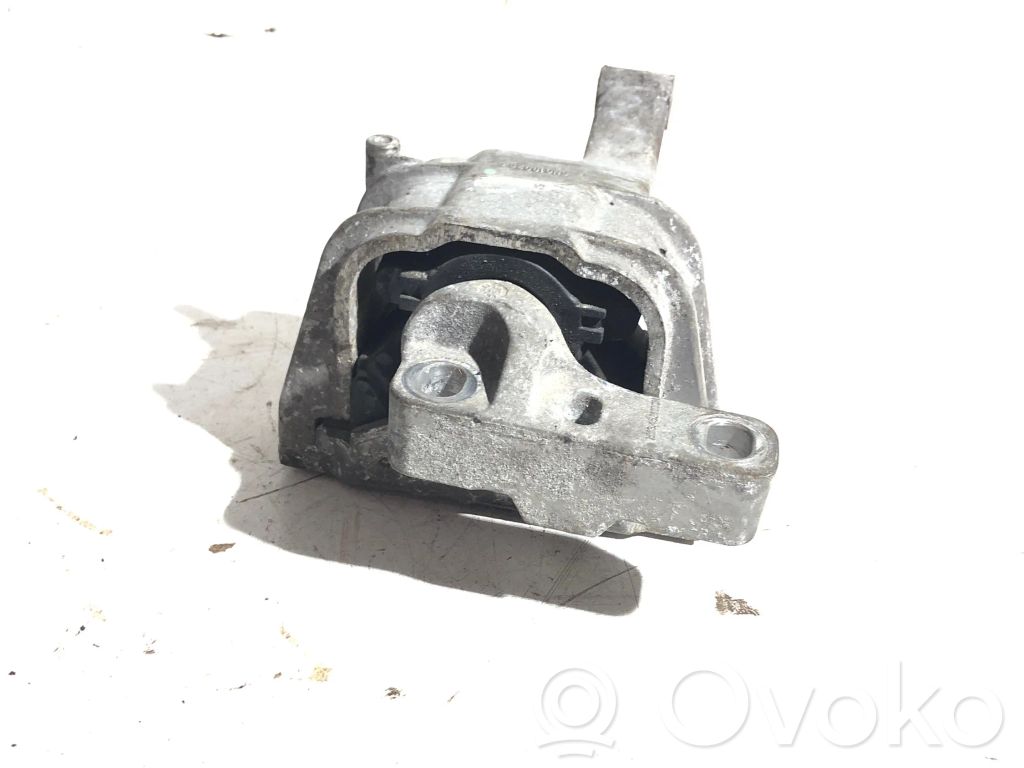 Volkswagen Tiguan Engine mount bracket 
