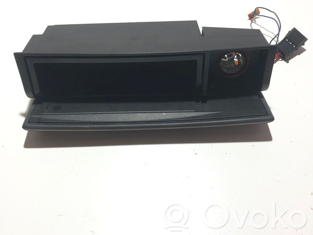 Audi A8 S8 D3 4E Peleninė panelėje 