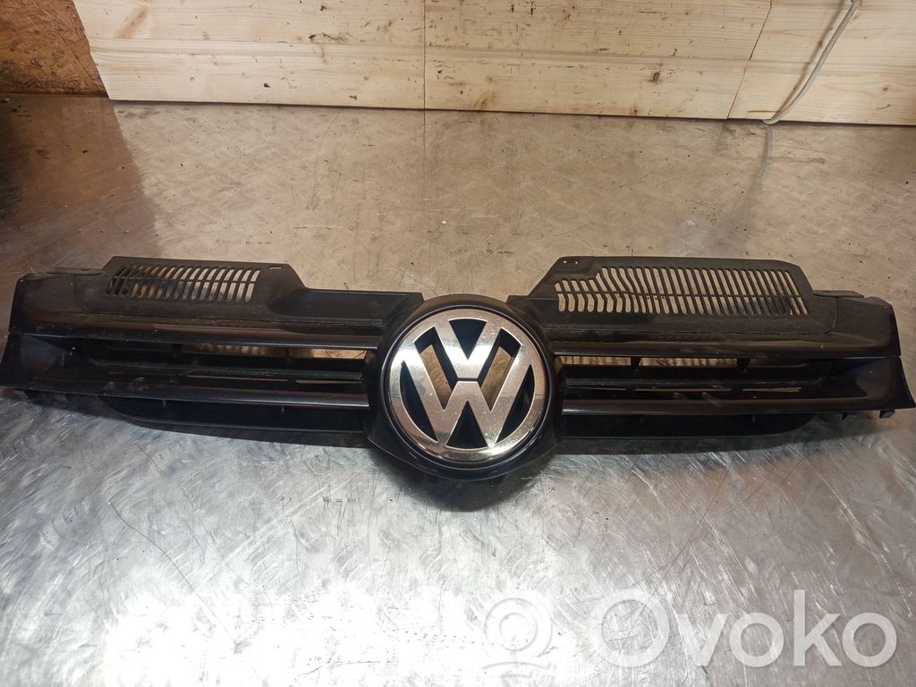 Volkswagen Golf V Etupuskurin ylempi jäähdytinsäleikkö 