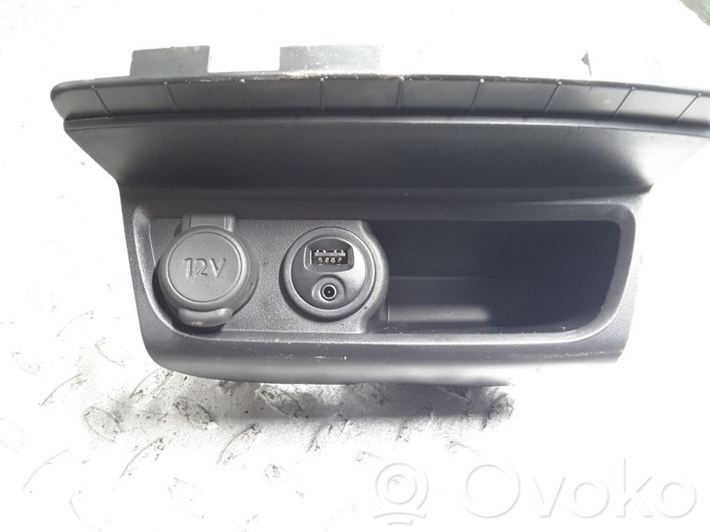 Peugeot 208 I Connecteur/prise USB 