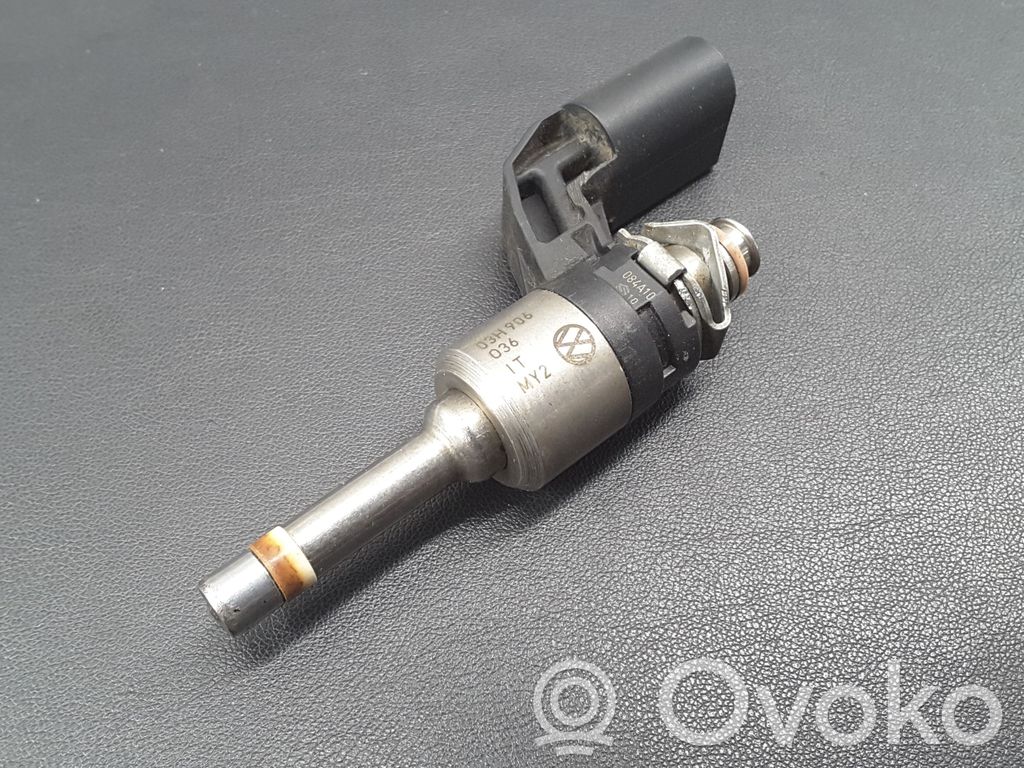 Volkswagen PASSAT CC Fuel injector 