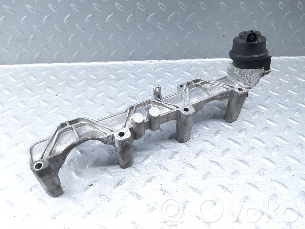 Audi A8 S8 D4 4H Abrazadera del inyector de combustible 