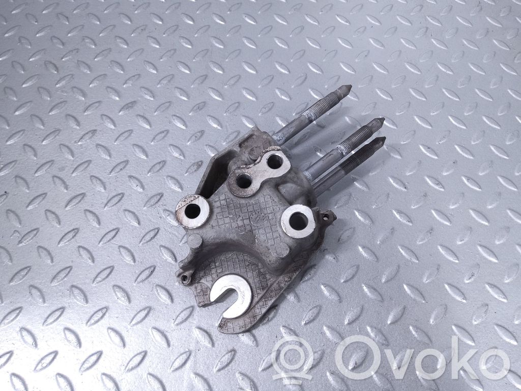 Mitsubishi Outlander Engine mounting bracket 