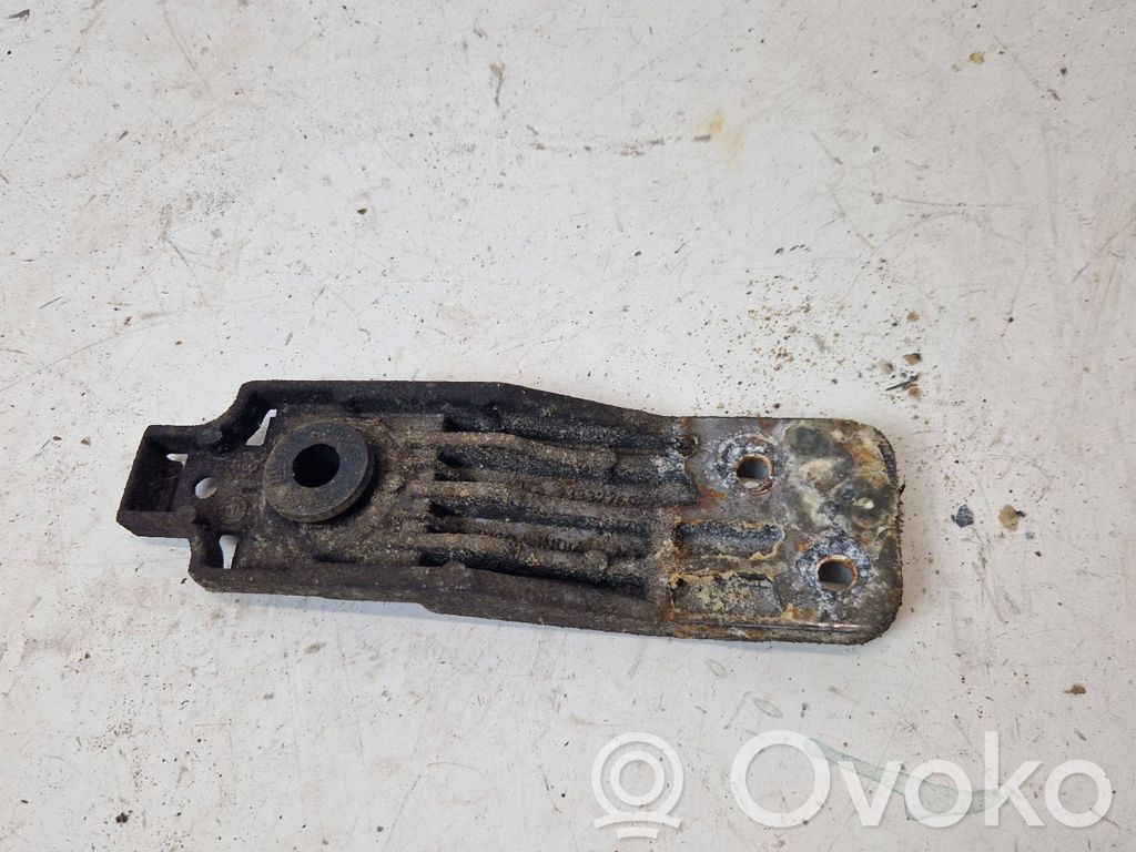 Radiator mount bracket   13337769