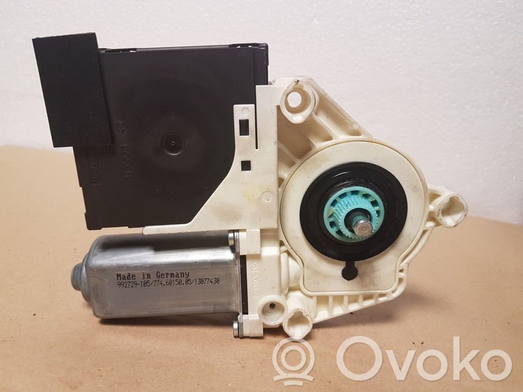 Volkswagen PASSAT B6 Front door window regulator motor 
