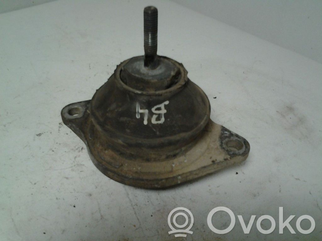 Audi A4 S4 B5 8D Engine mount bracket 