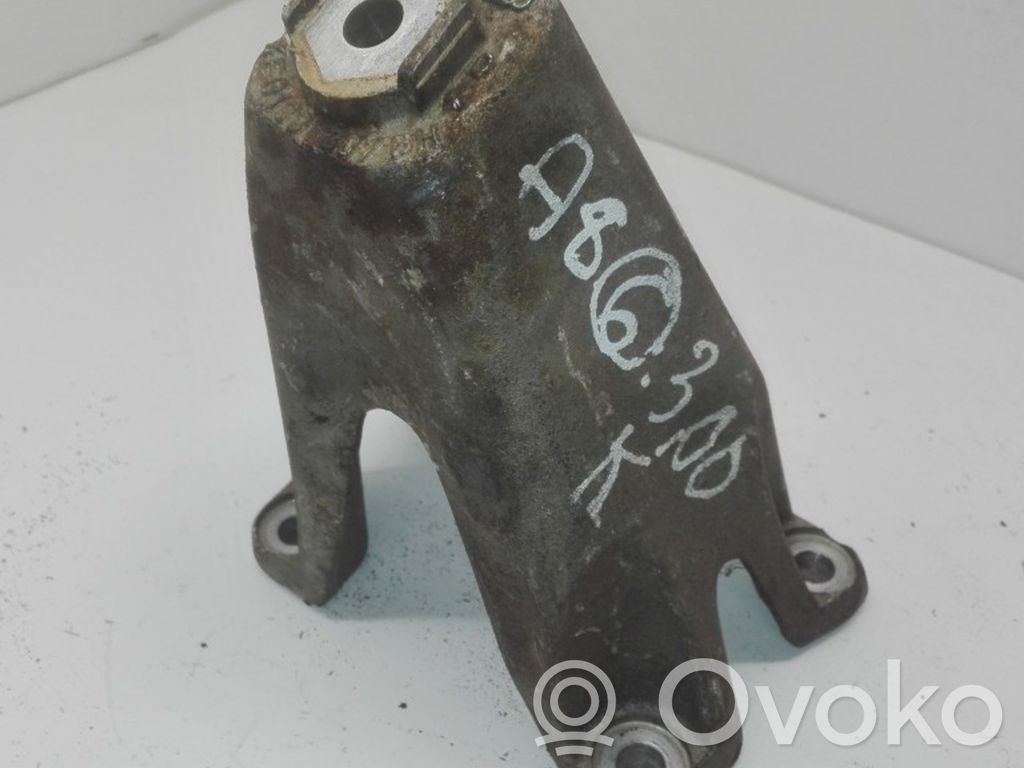 Audi A8 S8 D3 4E Engine mounting bracket 