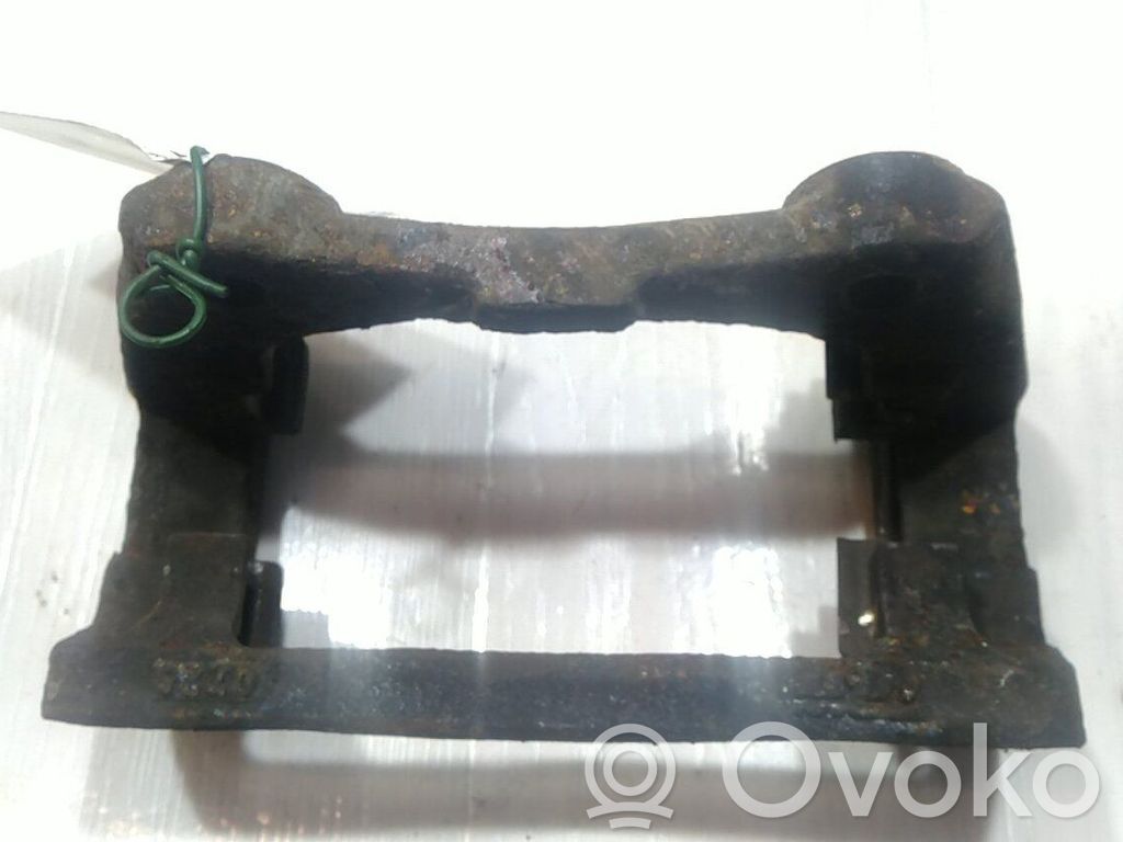 Plaquette / support d'étrier avant