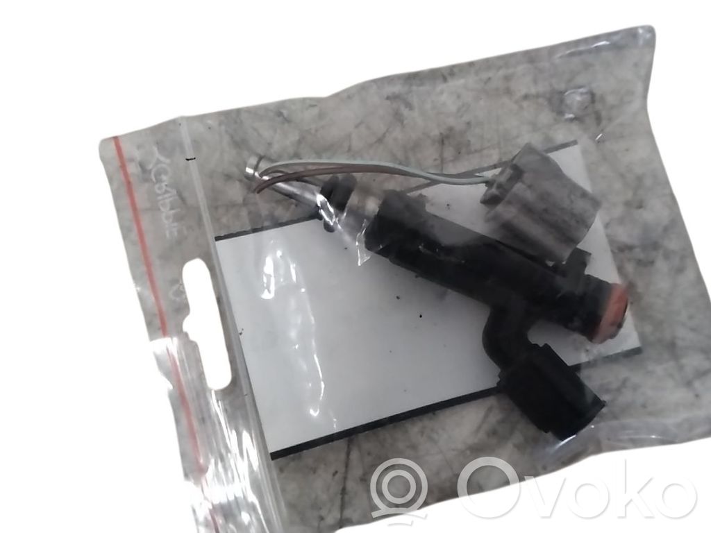 Inyector de combustible   1571073KA0000