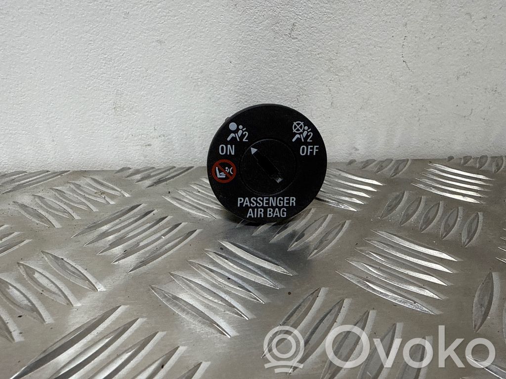 Opel Astra K Passenger airbag on/off switch 