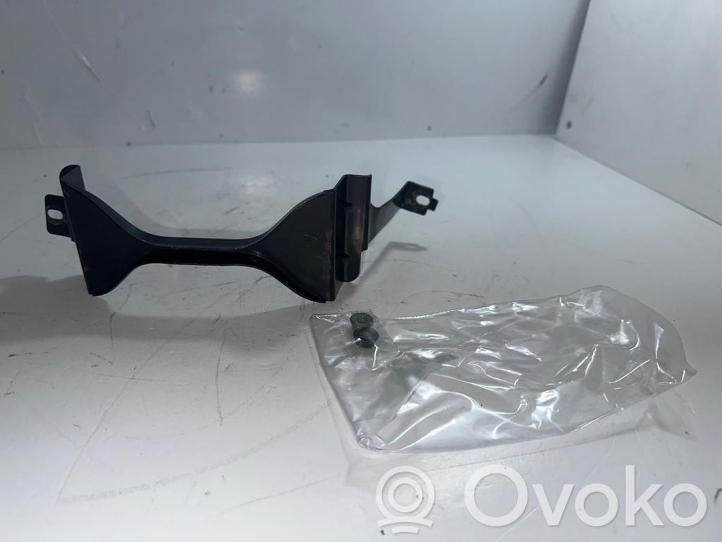 Volvo V50 Akun kiinnike 