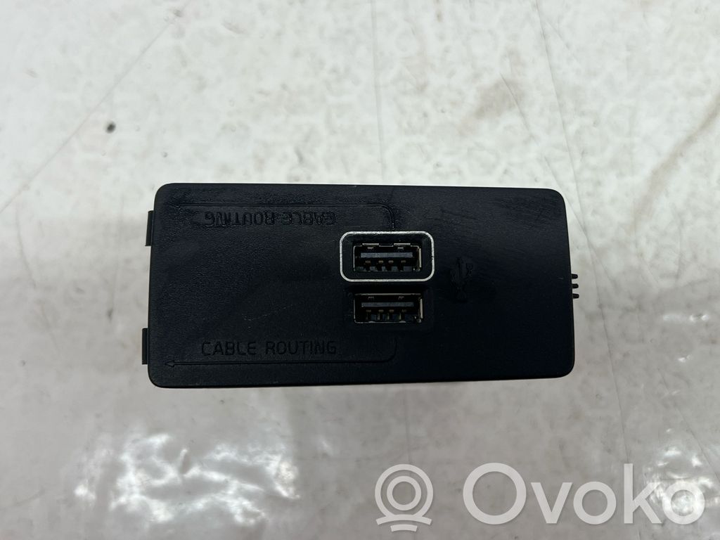 Enchufe conector USB   10R053559
