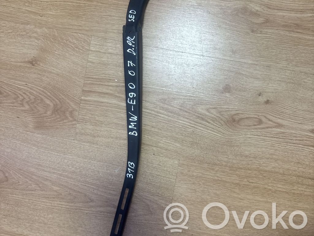 Front wiper blade arm
