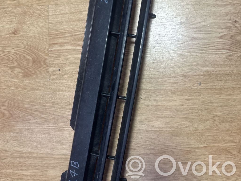 Opel Vectra A Etupuskurin ylempi jäähdytinsäleikkö 