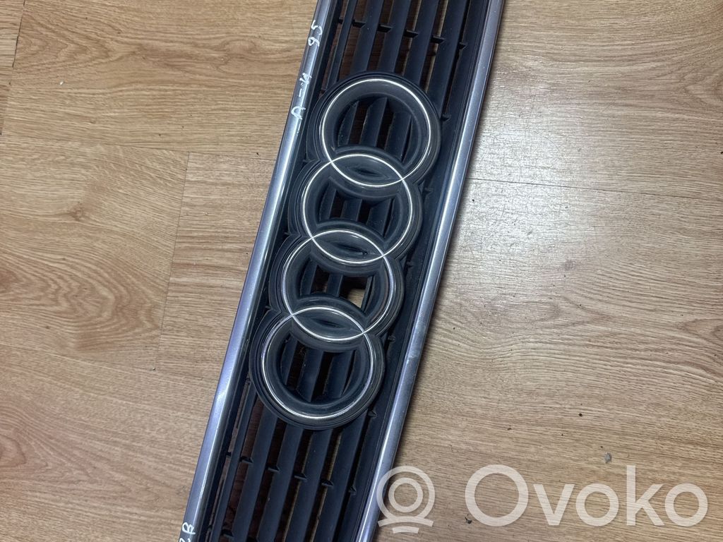 Audi A4 S4 B5 8D Etupuskurin ylempi jäähdytinsäleikkö 