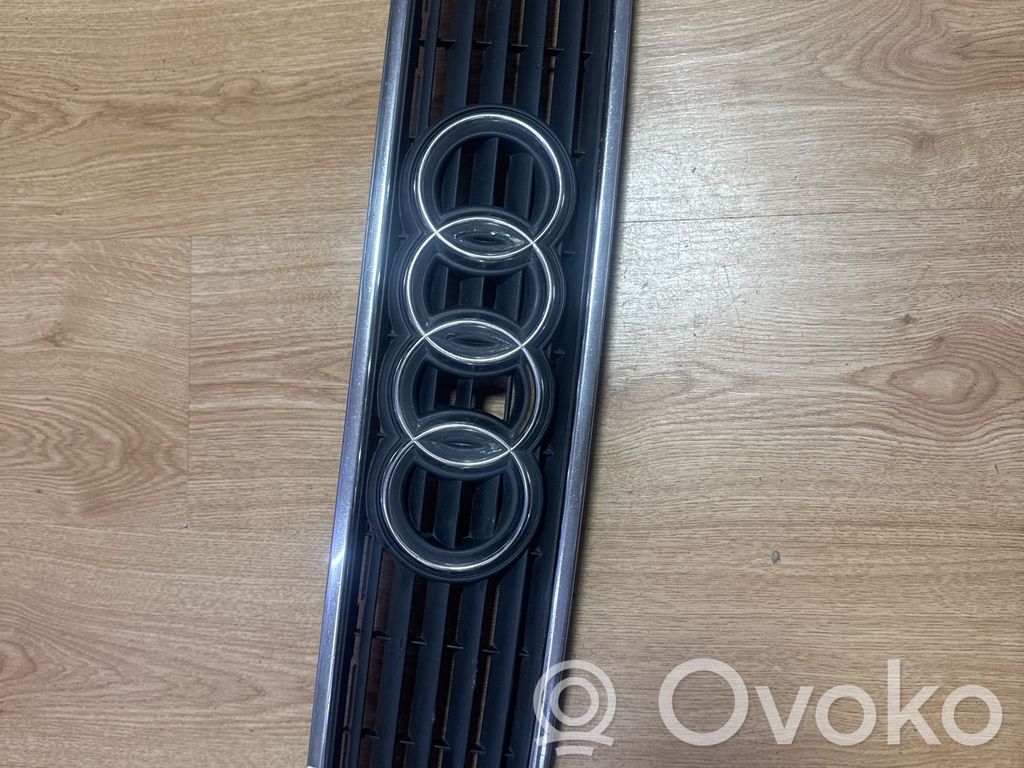 Audi A4 S4 B5 8D Etupuskurin ylempi jäähdytinsäleikkö 
