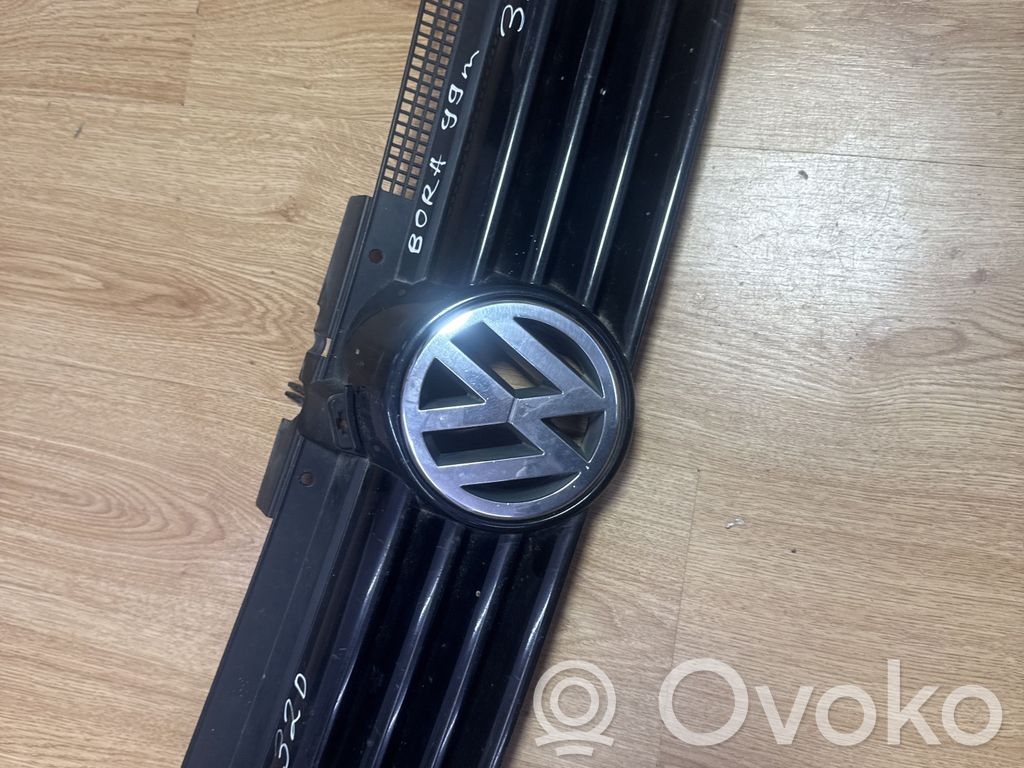 Volkswagen Bora Etupuskurin ylempi jäähdytinsäleikkö 